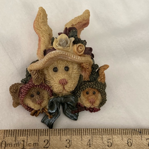 Vintage Boyds Bearwear Brooch - Mother Hare and Two Babies in Easter Hats - Picture 12 of 16